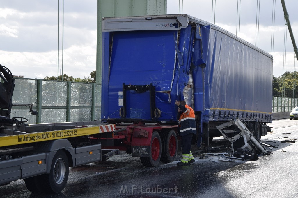 Schwerer LKW VU PKlemm A 4 Rich Olpe auf der Rodenkirchener Bruecke P448.JPG - Miklos Laubert